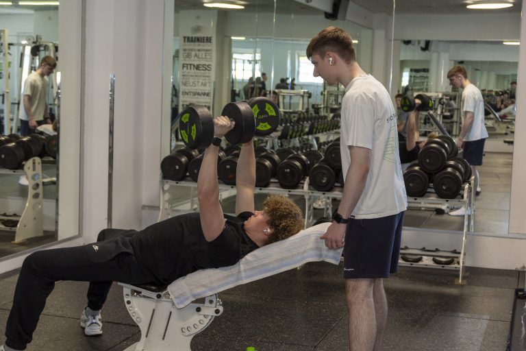Mitglieder vom Fitnessstudio am Trainieren. <span class="copyright">paulitsch</span>