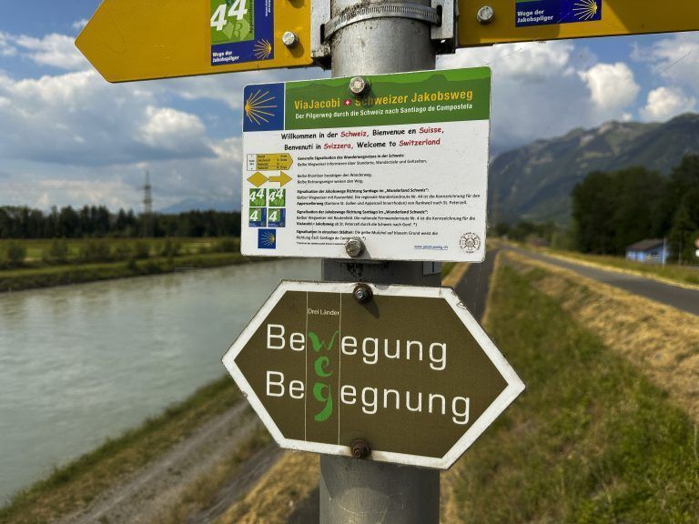 Dieses Schild weist den Pedalrittern ihren Weg. Oft ist es aber kaum zu finden.
