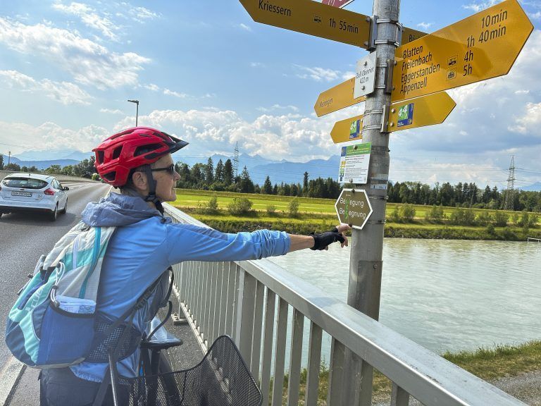 Auf Schweizer Seite wollen die Hinweistafeln zum Weg gefunden werden.