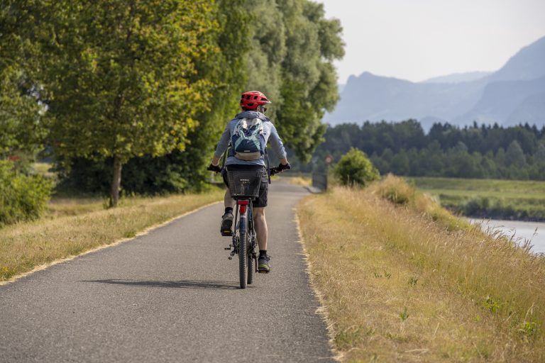 Den Radler begleiten Berge, grüne Wälder und derzeit etwas braune Wiesenränder.