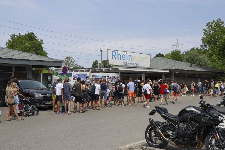 Eine Warteschlange bildete sich am Sonntagnachmittag im Rheinauen.
