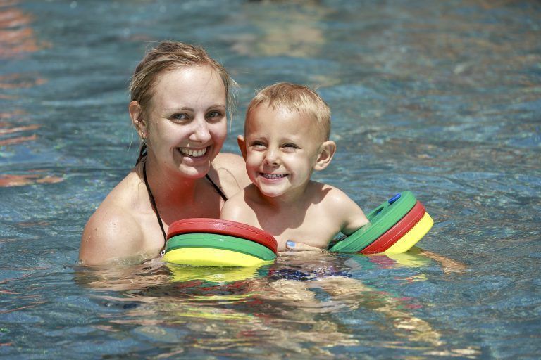 Vanessa und Leo aus Sulz suchten Abkühlung im Alpenbad Montafon. <span class="copyright">VN/Paulitsch (alle)</span>