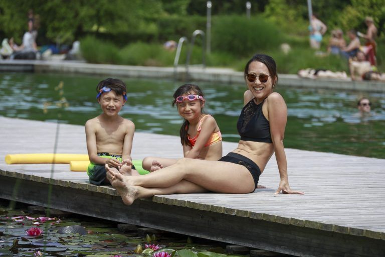 Hiromi und ihre Kinder Liam und Mika genießen das Flair des Badesees.