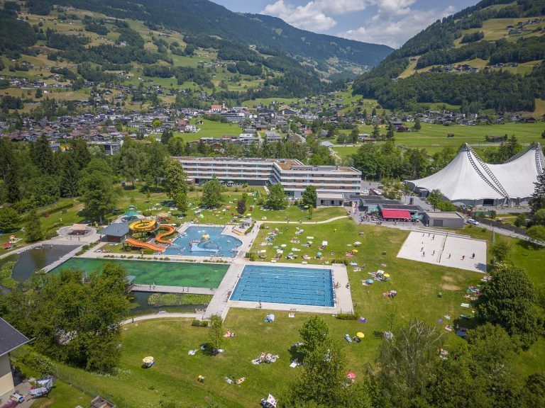 An Spitzentagen tummeln sich im Alpenbad Montafon bis zu 2500 Badegäste.