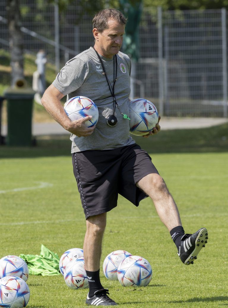 Thomas Janeschitz ist sich nicht zu schade, die Bälle fürs Training zu verteilen.<span class="copyright"> Paulitsch</span>