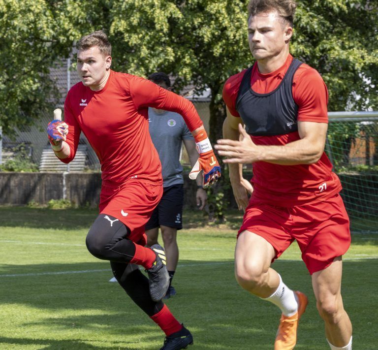 Juniors-Keeper Fabian Schulz (l.) half bei der 2.-Liga-Mannschaft aus, Felix Mandl (r.) soll der Durchbruch gelingen. <span class="copyright"></span><span class="copyright">Paulitsch</span>