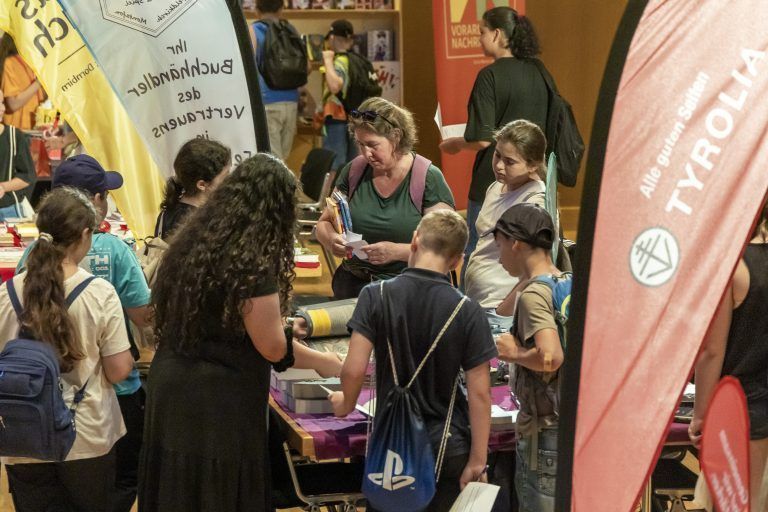 Buch am Bach 2023; 12. Buch am Bach; 12. VN-Kinder- und Jugendbuchmesse Bilder von den Lesungen, Workshops, den Bücherguides, dem Buchhandel, den Ständen im Foyer, von lesenden Kindern in der Kulturbühne Ambach und im Schlössle Tag 2