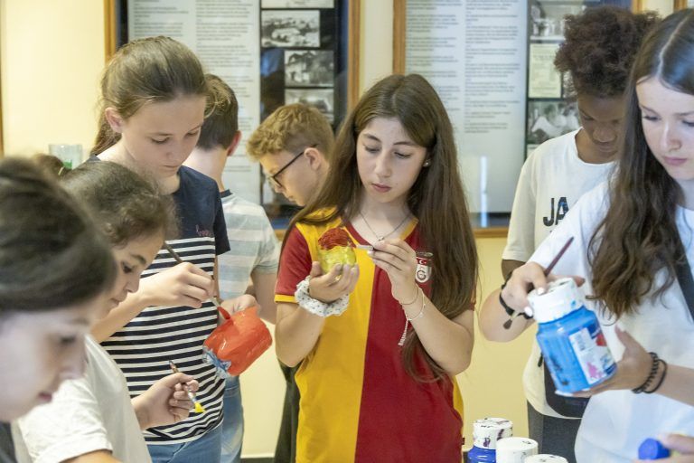 Studierende der Pädagogischen Hochschule widmeten sich in ihrem Workshop dem Klimawandel und dem Plastik.<span class="copyright"> VN/Paulitsch</span>