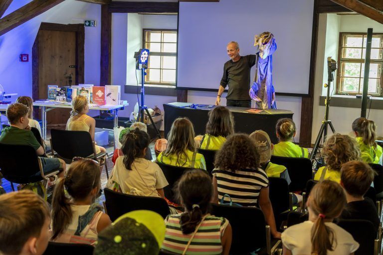 Stefan Karg faszinierte nicht nur mit seinen Geschichten, sondern auch mit seinen selbst gebastelten Puppen. <span class="copyright">VN/Paulitsch</span>