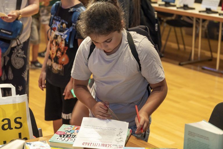 An der Schnitzeljagd beteiligten sich viele Kinder und Jugendliche. War alles richtig ausgefüllt, gab es am VN-Stand coole Preise. <span class="copyright">VN/Paulitsch</span>