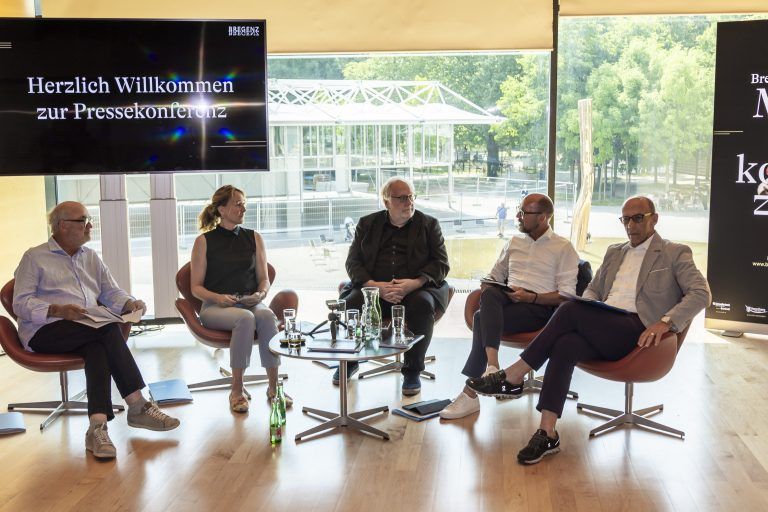 Peter Heiler, Judith Reichart, der Komponist Richard Dünser, Bürgermeister Michael Ritsch und Kulturstadtrat Michael Rauth. 