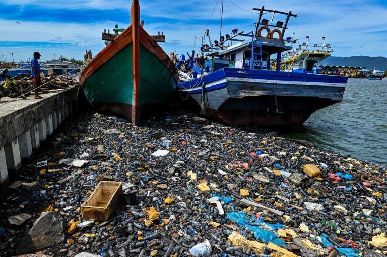 Plastikabfälle schwimmen neben Fischerbooten in einem Hafen in Banda Aceh, Indonesien. AFP