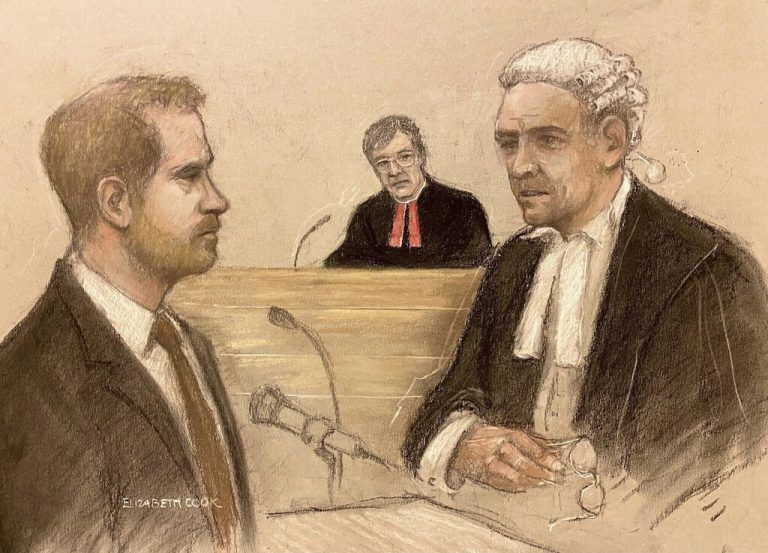 Prinz Harry beim Prozess gegen den Mirror-Verlag im Kreuzverhör durch Andrew Green. ap