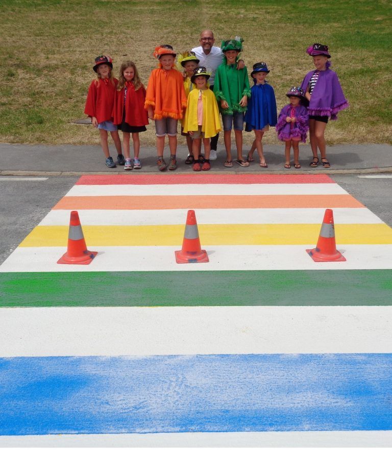 Bunt trieben es nicht nur die Gäste auf dem Fest, auch die Fluher Kinder waren ganz auf bunt eingestellt, als sie mit Bürgermeister Michael Ritsch den Regenbogen-Zebrastreifen für den (Fußgänger-)Verkehr freigaben.