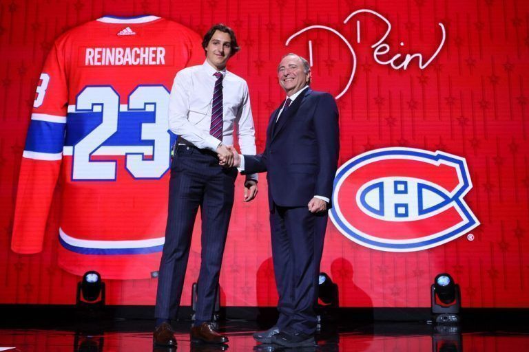 Beim NHL-Draft nahm David Reinbacher die Gratulationen von NHL-Commissioner Gary Bettman entgegen. Gestern unterschrieb der 18-Jährige eeinen Drei-Jahres-Vertrag bei den Montreal Canadiens. <span class="copyright">apa</span>