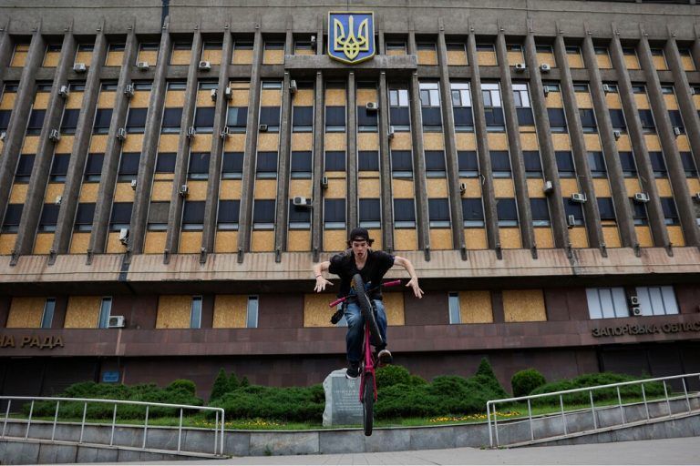 Rund um die Stadt Saporischschja verzeichnet die Ukraine Erfolge, dieser Mann tobt sich auf einem BMX aus. AFP