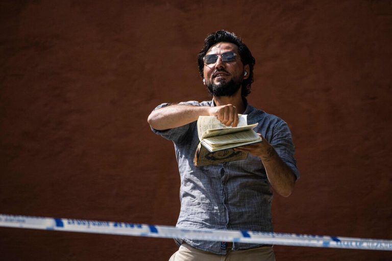 Salwan Momika verbrennt am Eid-al-Adha-Feiertag vor einer Moschee in Stockholm einen Koran. Die Polizei musste den Protest nach einem Gerichtsurteil erlauben, arabische Staaten protestieren scharf. AFP