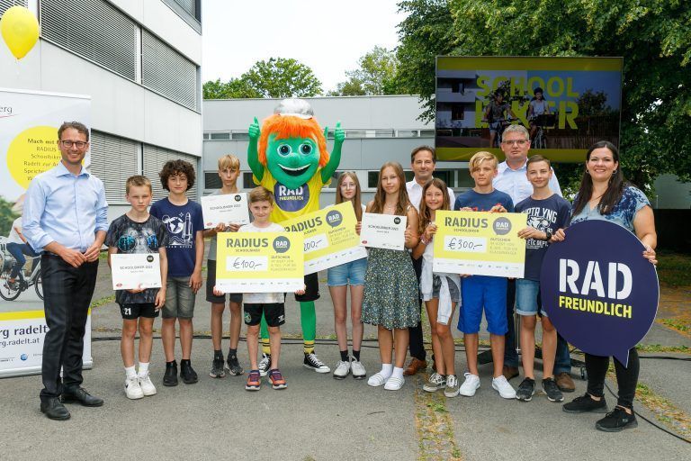 Landesrat Daniel Zadra (l.) übergab die drei ausgelosten Hauptpreise gemeinsam mit Katharina Schwendinger, Radverkehrskoordinatorin beim Land Vorarlberg (r.), und Martin Pfanner vom Kuratorium für Verkehrssicherheit (hintere Reihe dritter von r.).