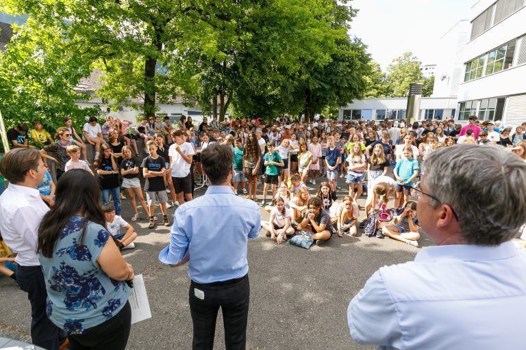 Rund 400 Schülerinnen und Schüler waren bei der Abschlussveranstaltung mit dabei.