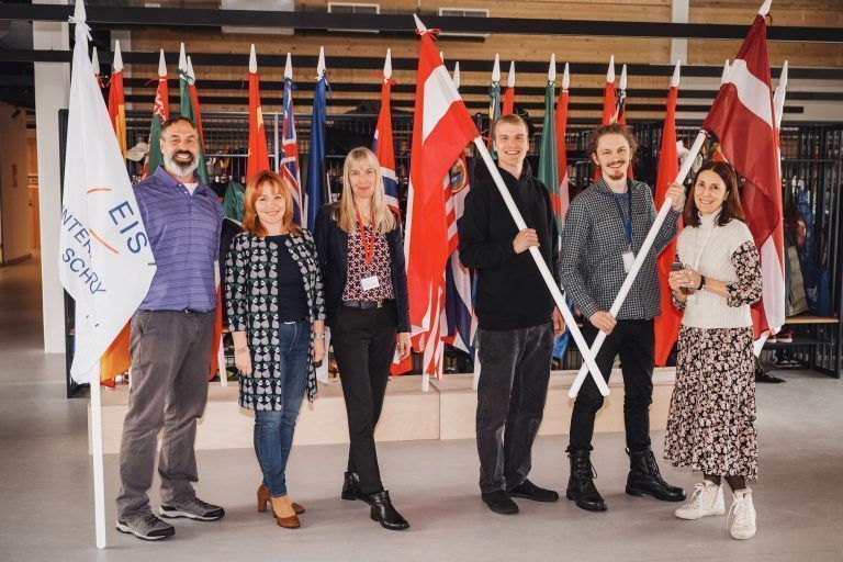 Lehrerinnen und Lehrer der lettischen Partnerschule EIS mit Susanne Krämer-Alge und Laurin Brandt (3. und 4. v. l.). <span class="copyright"> Sergey Skopintsev</span>