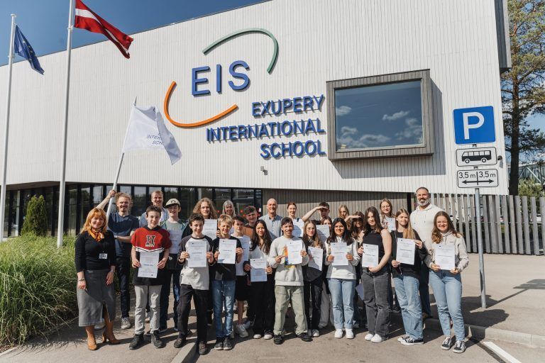 Die Schülerinnen und Schüler sowie Lehrerinnen und Lehrer der internationalen Schule in Pinki bei Riga und der Schule für globales Lernen in Ludesch. <span class="copyright">Sergey Skopintsev</span>