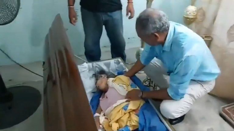 Ein auf Twitter veröffentlichtes Video zeigt die 76-jährige Bella Montoya. Sie liegt schwer atmend in ihrem offenen Sarg, während zwei Männer ihr helfen.  <span class="copyright">twitter</span>