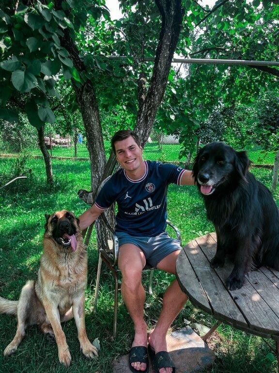 Stefano Surdanovic (Austria Lustenau) weilt in Serbien und genießt die Gesellschaft der beiden Familienhunde Bello und Bora. privat