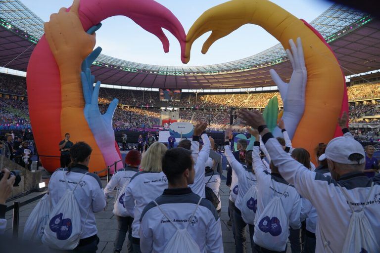Stilisierte Hände bildeten das Eingangstor für die Athleten bei der Eröffnungsfeier der Special Olympics World Games im Berliner Olympiastadion.GEPA/5