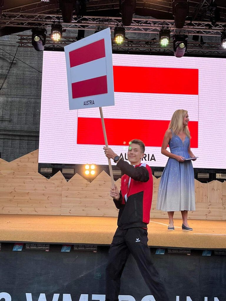 Stolz, mit der österreichischen Flagge.vn/2
