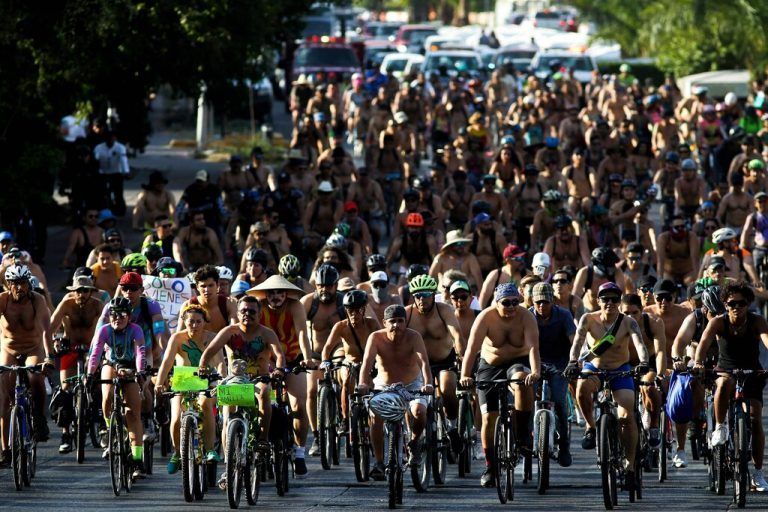 Tausende Radfahrer nehmen am sogenannten „World Naked Bike Ride“ in Guadalajara im mexikanischen Bundesstaat Jalisco teil. AFP