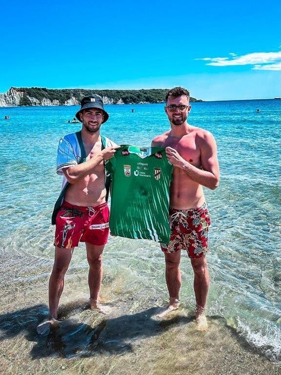 Tobias Berger und Ammar Helac (Austria Lustenau) können auch im Urlaub auf Zakynthos nicht ohne den Dress der Austria.privat