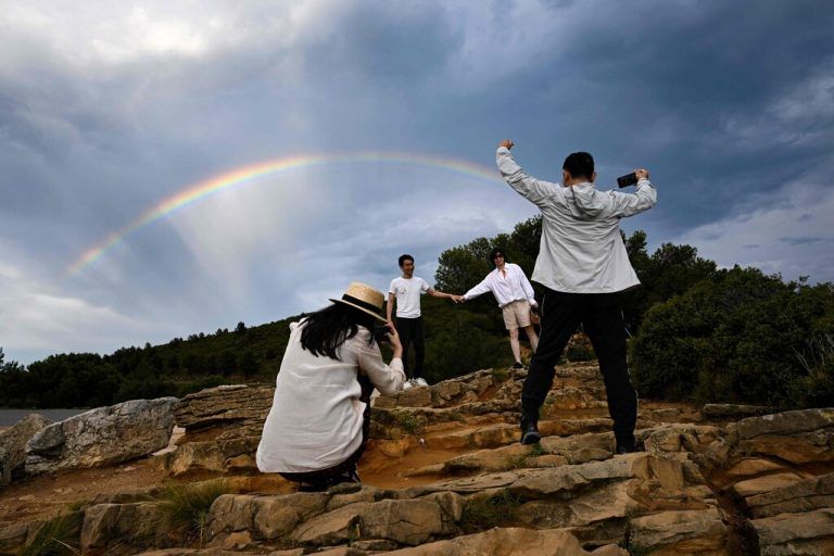 Touristen fotografieren einen Regenbogen nach einem Gewitter in der Nähe von Cassis, im Süden Frankreichs. AFP