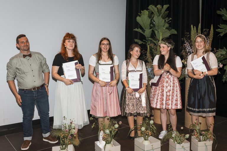 Unter dem Motto „Wie sehe ich meine Welt?“ fand der Bundeslehrlingswettbewerb der Floristinnen und Floristen in Vorarlberg statt. V.l. Berufsgruppensprecher Tobias Sandholzer, 1. Platz Stephanie Friedrich, 2. Platz Anna Sederl, 3. Platz Jasmin Reischenböck, 4. Platz Vanessa Blodnig, 5. Platz Katharina Leitenmayr. FA/Rhomberg