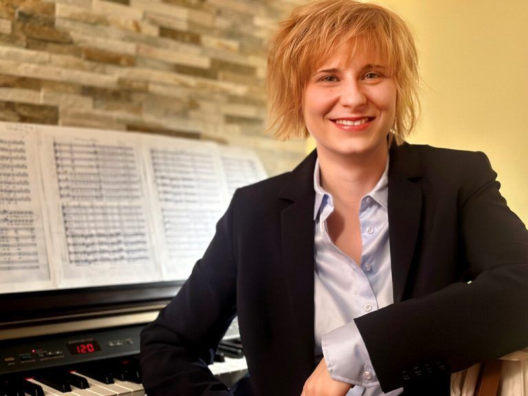 Vera Prantl-Stock begann mit sechs Jahren Geige zu spielen. Später folgte Klavierunterricht. STOCK