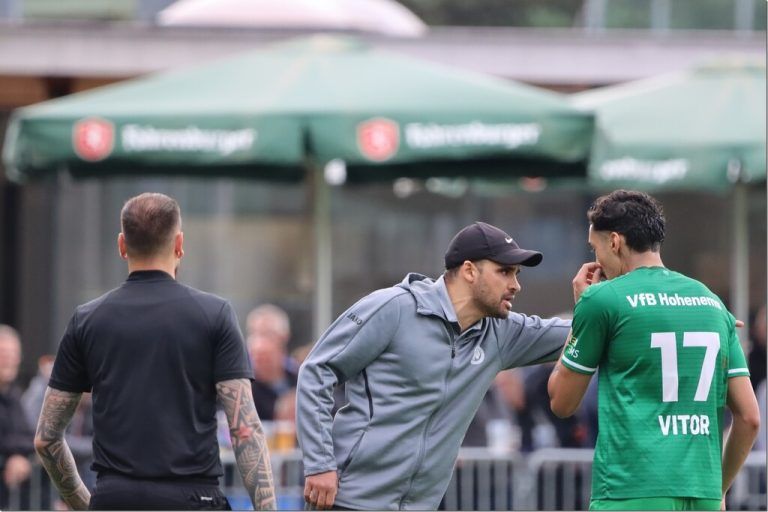 VfB-Trainer Martin Brenner mit Mittelfeldspieler Vitor Neves.Knobel