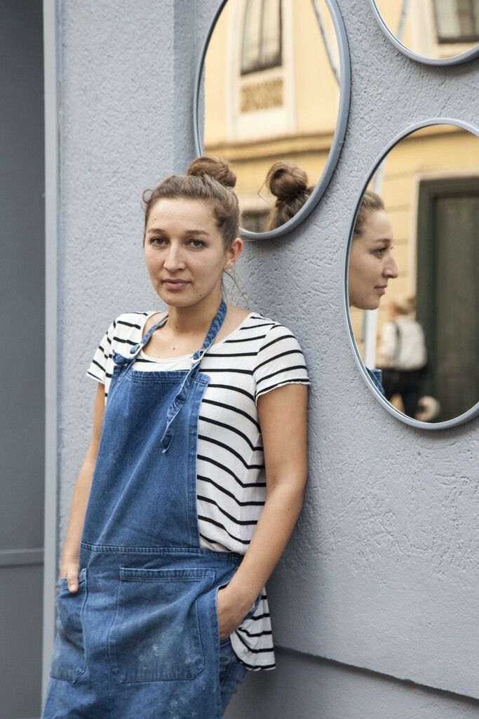 Viola Bachmayr-Heyda vor dem Café Viola in der Strozzigasse. Tiana Katinka (2), Viola
