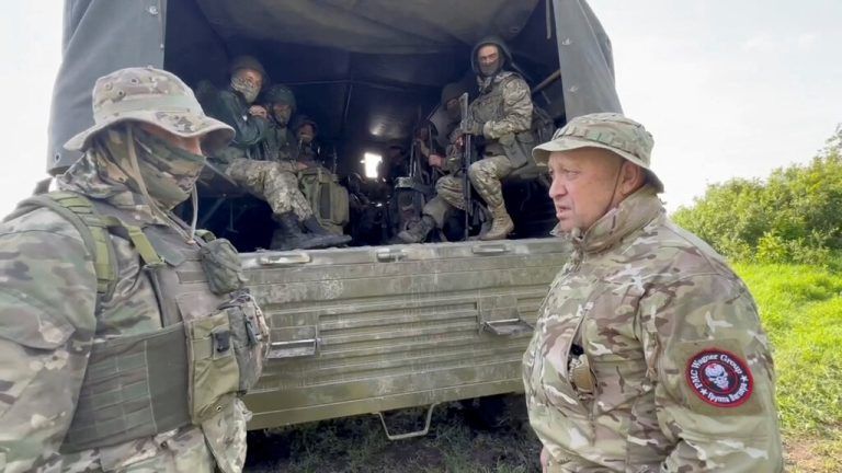 Yevgeny Prigoschin (r.), Gründer der privaten Söldnergruppe Wagner, spricht mit Soldaten in Bachmut.Press service of „Concord“/Reuters