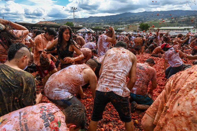 Zahlreiche Menschen nehmen am zehnten jährlichen Tomatenkampffestival, bekannt als „Tomatina“, in Sutamarchán, Kolumbien, teil. AFP