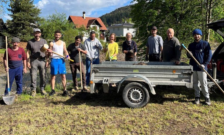 Zehn fleißige Helfer packten an Zwischenwassers Freiwilligentag mit an, um gemeinsam einen abwechslungsreichen Outdoor-Spielplatz an der Frödisch zu errichten.gemeinde zwischenwasser