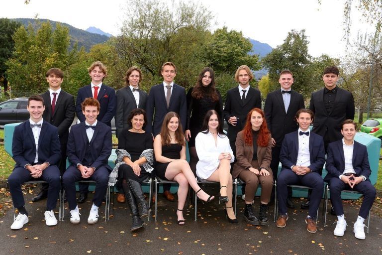 <strong>HTL Rankweil, 5AHBT:</strong> In alphabetischer Reihenfolge: Noah Auzinger, Theodor Breuer, Jaqueline Gussak, Luka Janic, Anna-Katharina Löwenstrom, Armin Mahmutovic, Luca Renner, Annabel Schwarzmann, Emilie Sezer, Clemens Siegl, Felix Spiss, Muhammed Tasdögen, Konstantin Vergianitis, Noah Walser, Andreas Zech, Jahrgangsvorständin DI Anne Tschabrun.