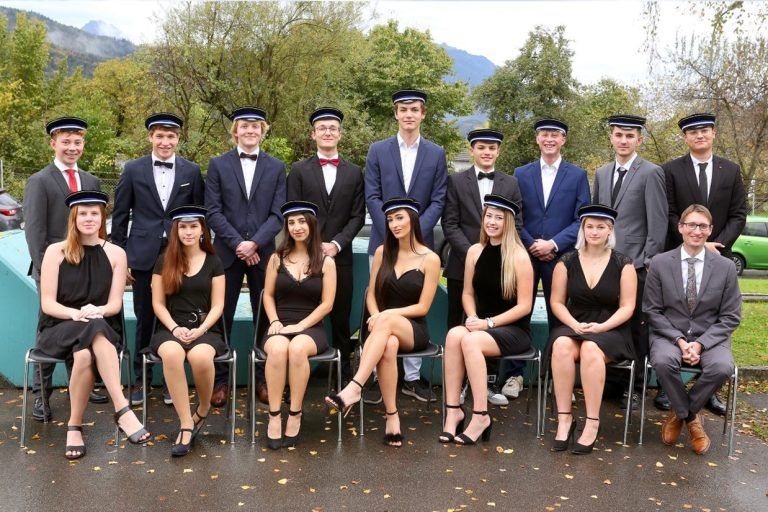 <strong>HTL Rankweil, 5BHBT: </strong>In alphabetischer Reihenfolge: Hannah Berchtold, Benedikt Berger**, Jan Bischoff, Kumsal Boyraz**, Merve Celikkaya, Matteo Christoph, Mert Ekren, Clemens Flatschacher*, Eva Maria Glettler*, Paula Ludescher, Sigmund Partoll, Philip Peter, Laura-Sophie Schmid, Nico Willi**, Mikail Yüce, Jahrgangsvorstand Mag. Andreas Neyer.