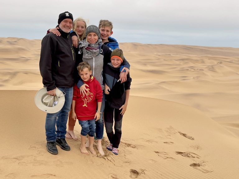 Nicht ohne meine Familie: Das Bild zeigt die Krainers in der Wüste von Namibia.