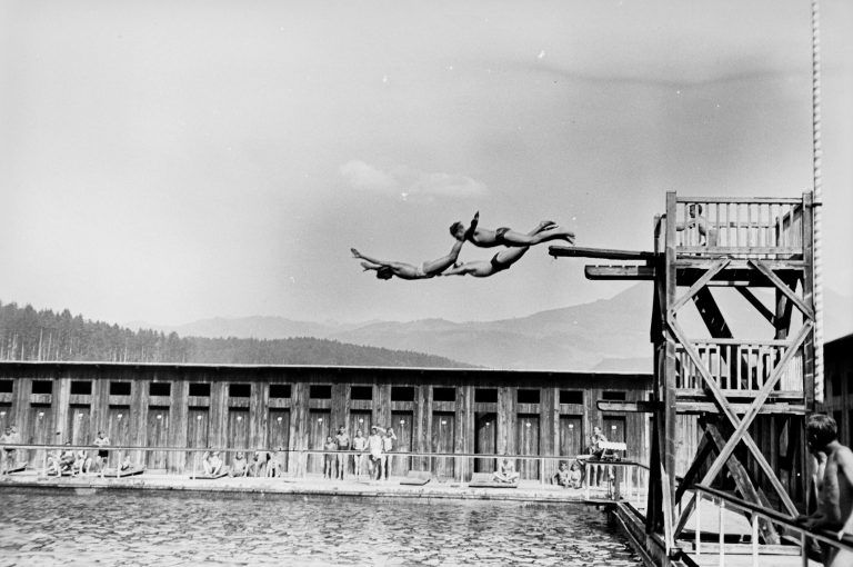 Vor rund 90 Jahren wurden noch vom Dreimeter-Sprungbrett Luftsprünge ins Bad gemacht. <span class="copyright">Vorarlberger Landesbibliothek / Erwin Hefel</span>