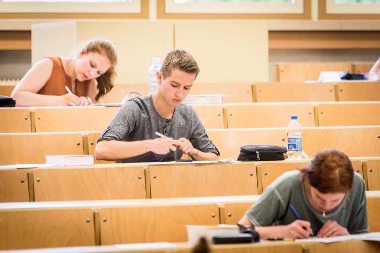 Die schriftliche Reifeprüfung ist und bleibt die größte Herausforderung für Schüler und Schülerinnen aus höheren Schulen. <span class="copyright">VN/Stiplovsek</span>