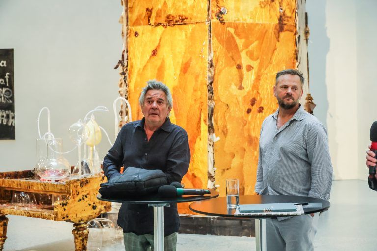Der Vorarlberger Künstler Paul Renner und sein Fotograf Christian Schramm trumpfen im Atrium des Vorarlberg Museums groß auf.