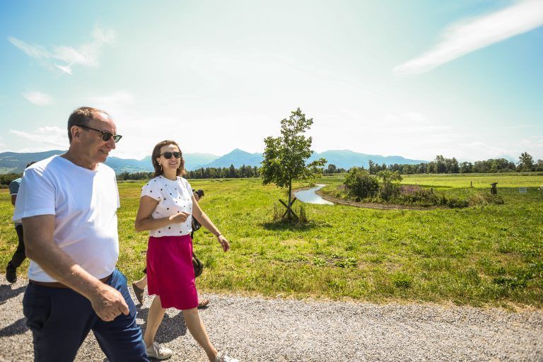 Justizministerin Alma Zadic lässt sich von Johannes Rauch über das Naturjuwel informieren. Der 39-Jährigen schmeckte anschließend der servierte Bergkäse ausgezeichnet.