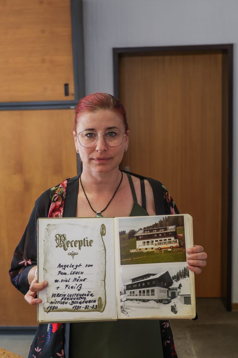 Schwelgt in Erinnerungen beim Durchblättern der Gästebücher des Ferienheims Bolgenach: Sabine Künz. <span class="copyright">VN/Steurer</span>