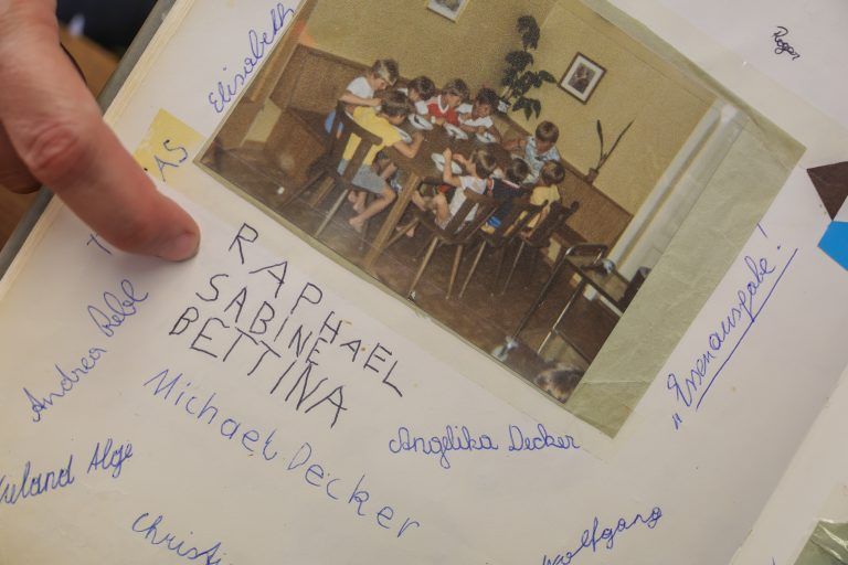Hier hat die Lustenauer Unternehmerin ihre Grüße und jene ihrer Schwester aus fröhlichen Kindertagen entdeckt. <span class="copyright">VN/Steurer</span>
