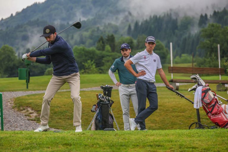 Vizelandesmeister Claus Jäger (GC Montfort Rankweil) spielte in einem Flight mit Michael Rauscher (l.) und Guillermo Retana Bronte (hinten) und erreichte mit 152 Schlägen das drittbeste Gesamtergebnis bei den Herren. <span class="copyright">Steurer</span>