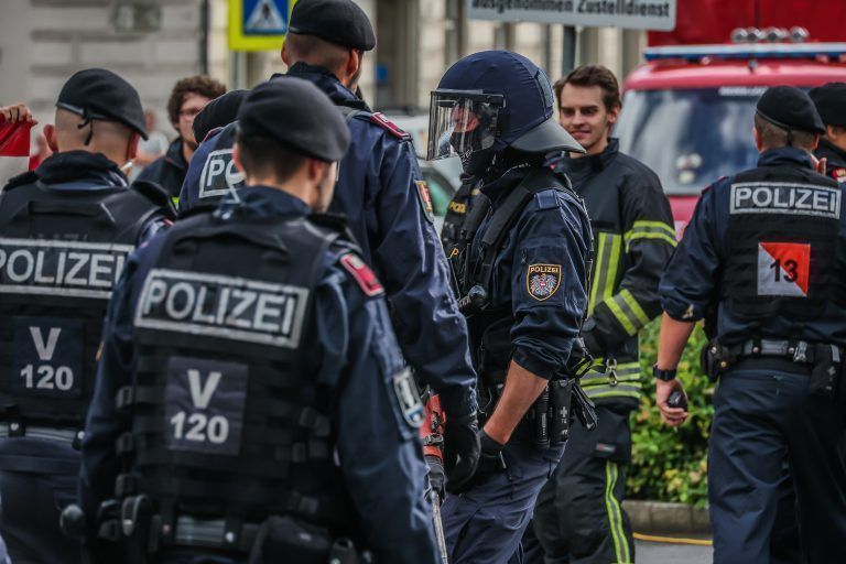 Im Einsatz waren rund 50 Polizisten. <span class="copyright">VN/Steurer</span>